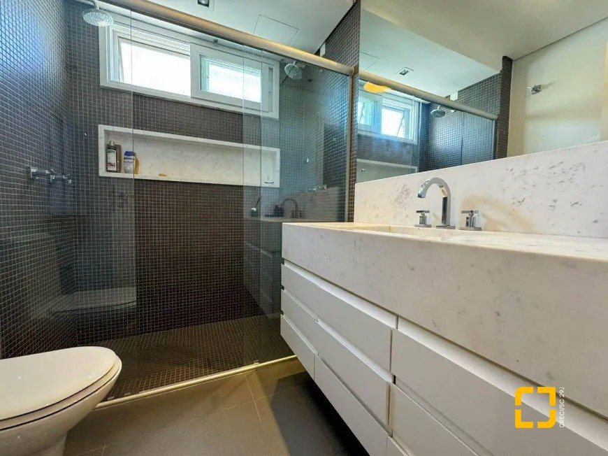 Apartamento com 206m², 3 quartos (sendo 3 suítes), 3 garagens, no bairro Beira Mar em Florianópolis