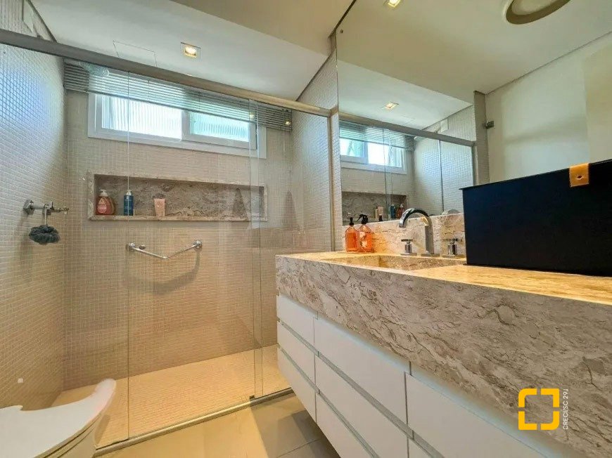 Apartamento com 206m², 3 quartos (sendo 3 suítes), 3 garagens, no bairro Beira Mar em Florianópolis