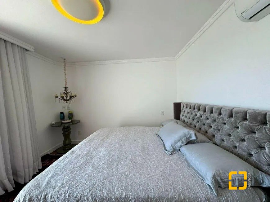 Apartamento com 206m², 3 quartos (sendo 3 suítes), 3 garagens, no bairro Beira Mar em Florianópolis