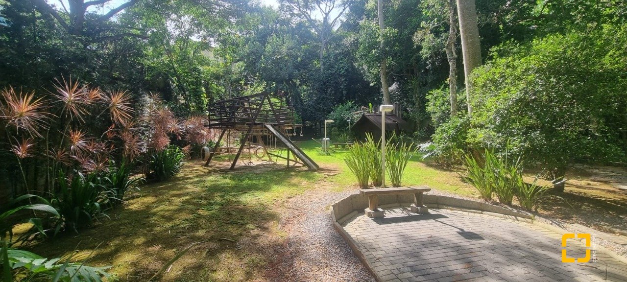 Apartamento com 127m², 5 quartos (sendo 1 suíte), 2 garagens, no bairro Itacorubi em Florianópolis