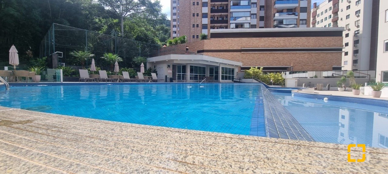 Apartamento com 127m², 5 quartos (sendo 1 suíte), 2 garagens, no bairro Itacorubi em Florianópolis