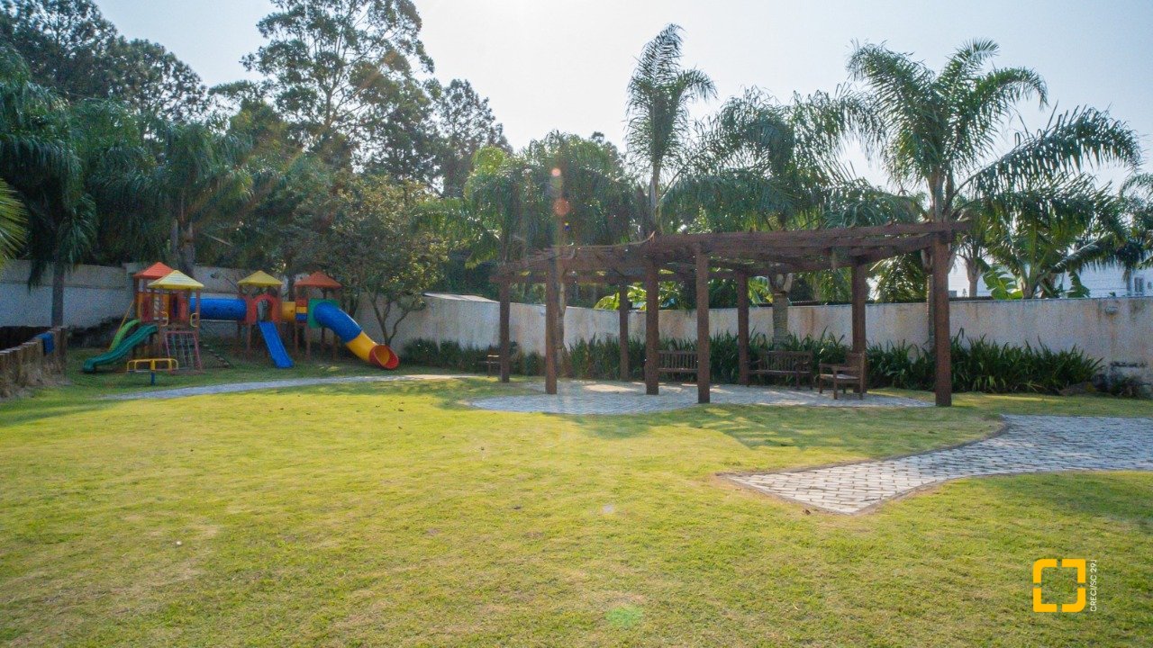 Casa de Condomínio com 235m², 7 quartos (sendo 3 suítes), 2 garagens, no bairro Cachoeira do Bom Jesus em Florianópolis