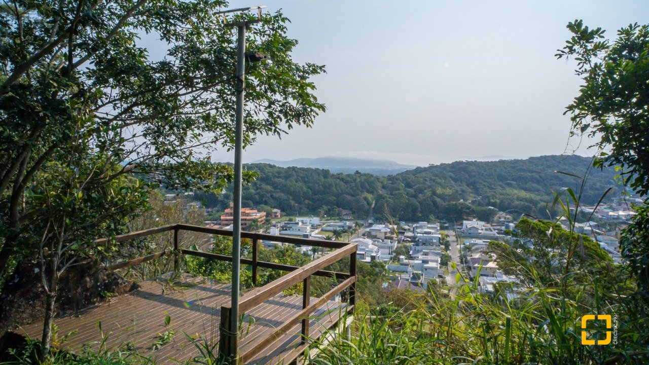 Casa de Condomínio com 235m², 7 quartos (sendo 3 suítes), 2 garagens, no bairro Cachoeira do Bom Jesus em Florianópolis