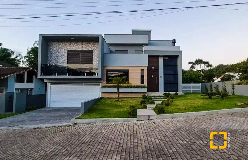 Casa de Condomínio com 235m², 7 quartos (sendo 3 suítes), 2 garagens, no bairro Cachoeira do Bom Jesus em Florianópolis