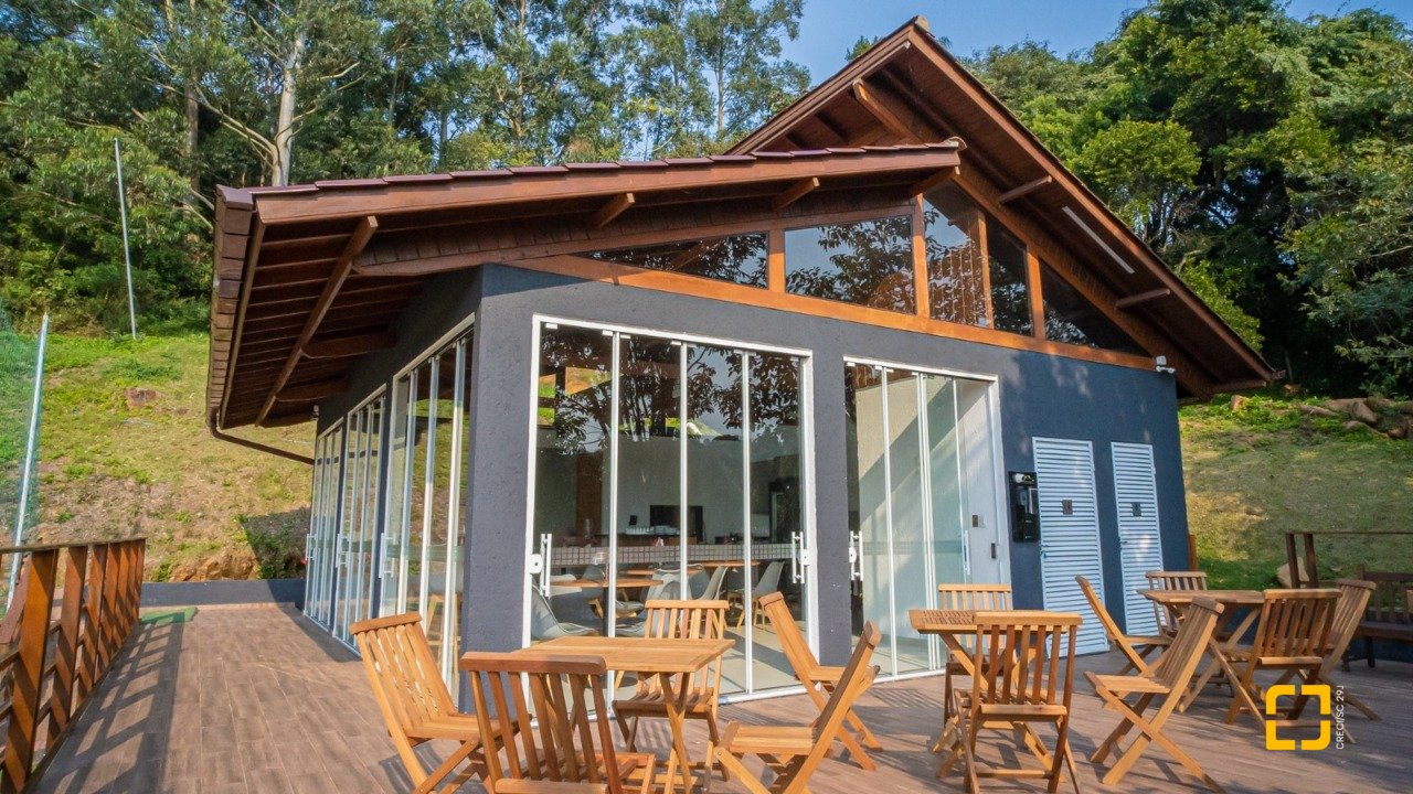 Casa de Condomínio com 235m², 7 quartos (sendo 3 suítes), 2 garagens, no bairro Cachoeira do Bom Jesus em Florianópolis