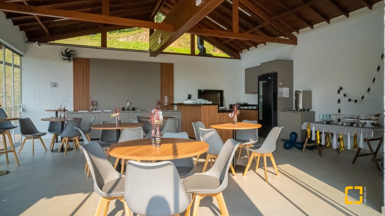 Casa de Condomínio com 235m², 7 quartos (sendo 3 suítes), 2 garagens, no bairro Cachoeira do Bom Jesus em Florianópolis