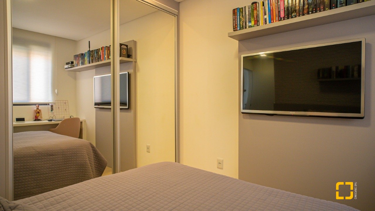 Casa de Condomínio com 235m², 7 quartos (sendo 3 suítes), 2 garagens, no bairro Cachoeira do Bom Jesus em Florianópolis