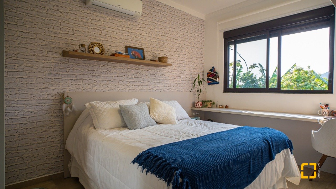 Casa de Condomínio com 235m², 7 quartos (sendo 3 suítes), 2 garagens, no bairro Cachoeira do Bom Jesus em Florianópolis