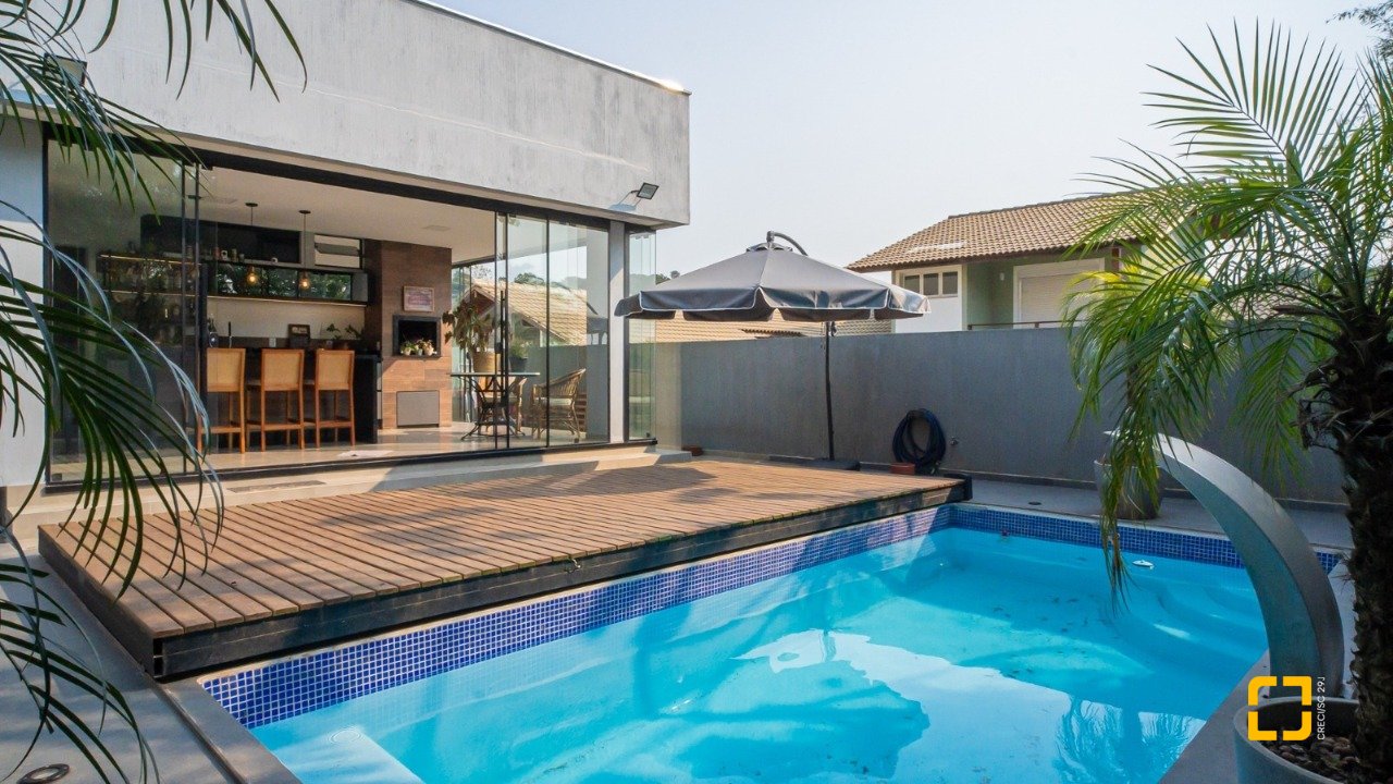 Casa de Condomínio com 235m², 7 quartos (sendo 3 suítes), 2 garagens, no bairro Cachoeira do Bom Jesus em Florianópolis