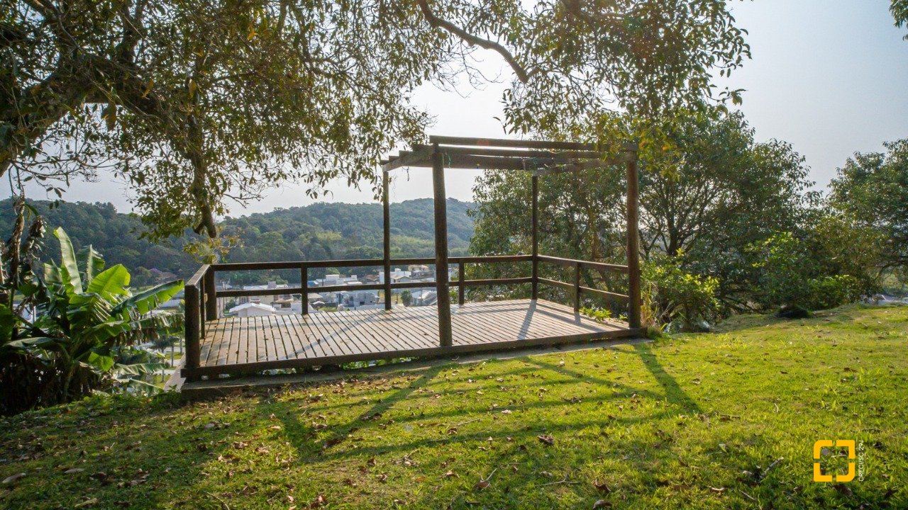 Casa de Condomínio com 235m², 7 quartos (sendo 3 suítes), 2 garagens, no bairro Cachoeira do Bom Jesus em Florianópolis