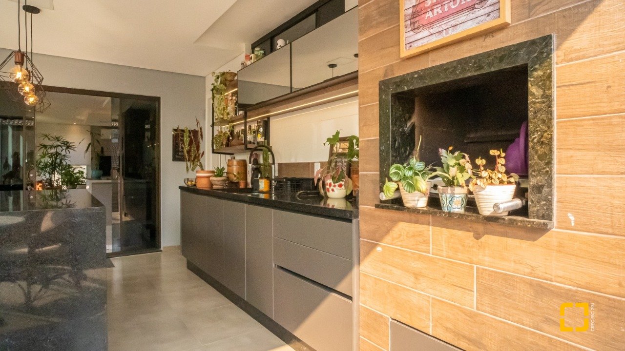 Casa de Condomínio com 235m², 7 quartos (sendo 3 suítes), 2 garagens, no bairro Cachoeira do Bom Jesus em Florianópolis