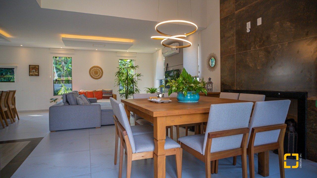 Casa de Condomínio com 235m², 7 quartos (sendo 3 suítes), 2 garagens, no bairro Cachoeira do Bom Jesus em Florianópolis