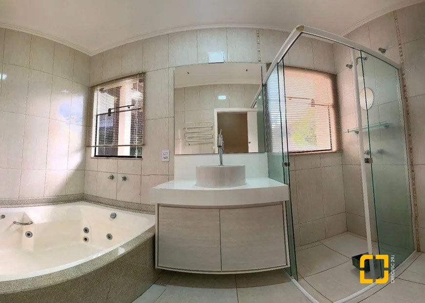 Casa de Condomínio com 197m², 7 quartos (sendo 3 suítes), 2 garagens, no bairro Cachoeira do Bom Jesus em Florianópolis