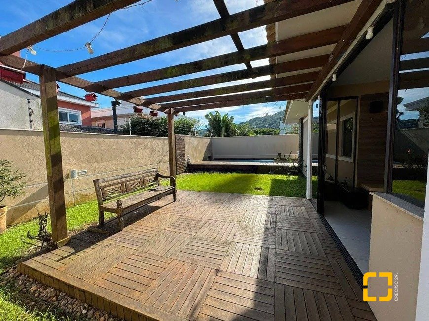 Casa de Condomínio com 197m², 7 quartos (sendo 3 suítes), 2 garagens, no bairro Cachoeira do Bom Jesus em Florianópolis