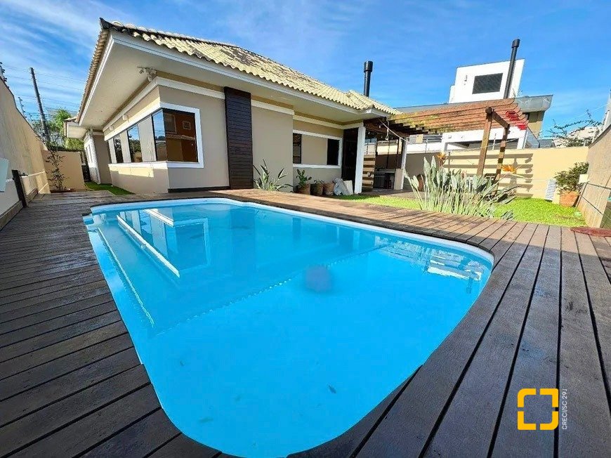 Casa de Condomínio com 197m², 7 quartos (sendo 3 suítes), 2 garagens, no bairro Cachoeira do Bom Jesus em Florianópolis