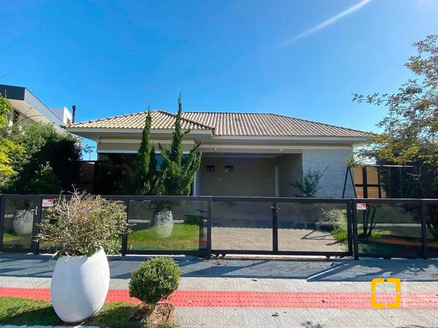 Casa de Condomínio com 197m², 7 quartos (sendo 3 suítes), 2 garagens, no bairro Cachoeira do Bom Jesus em Florianópolis