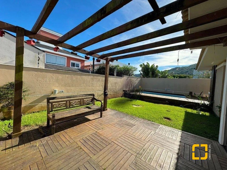 Casa de Condomínio com 197m², 7 quartos (sendo 3 suítes), 2 garagens, no bairro Cachoeira do Bom Jesus em Florianópolis