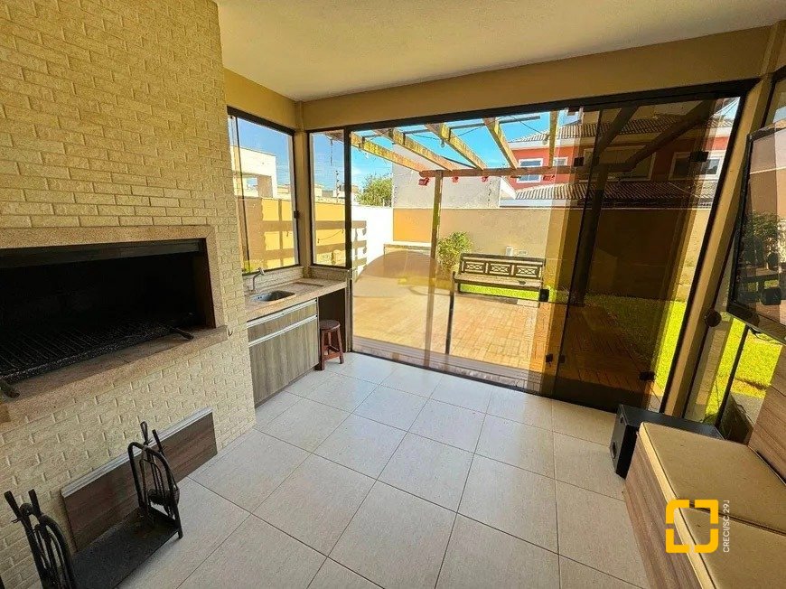 Casa de Condomínio com 197m², 7 quartos (sendo 3 suítes), 2 garagens, no bairro Cachoeira do Bom Jesus em Florianópolis