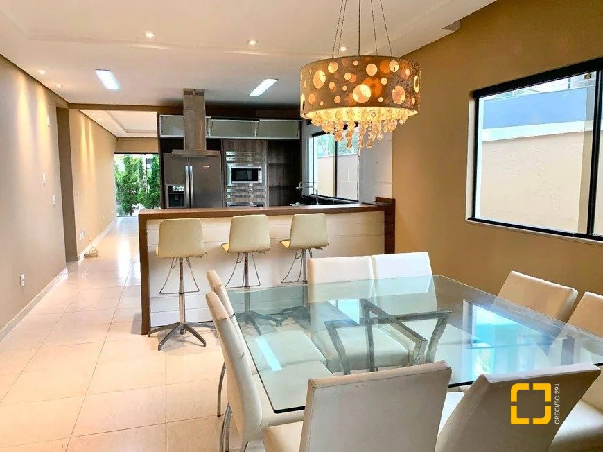 Casa de Condomínio com 197m², 7 quartos (sendo 3 suítes), 2 garagens, no bairro Cachoeira do Bom Jesus em Florianópolis