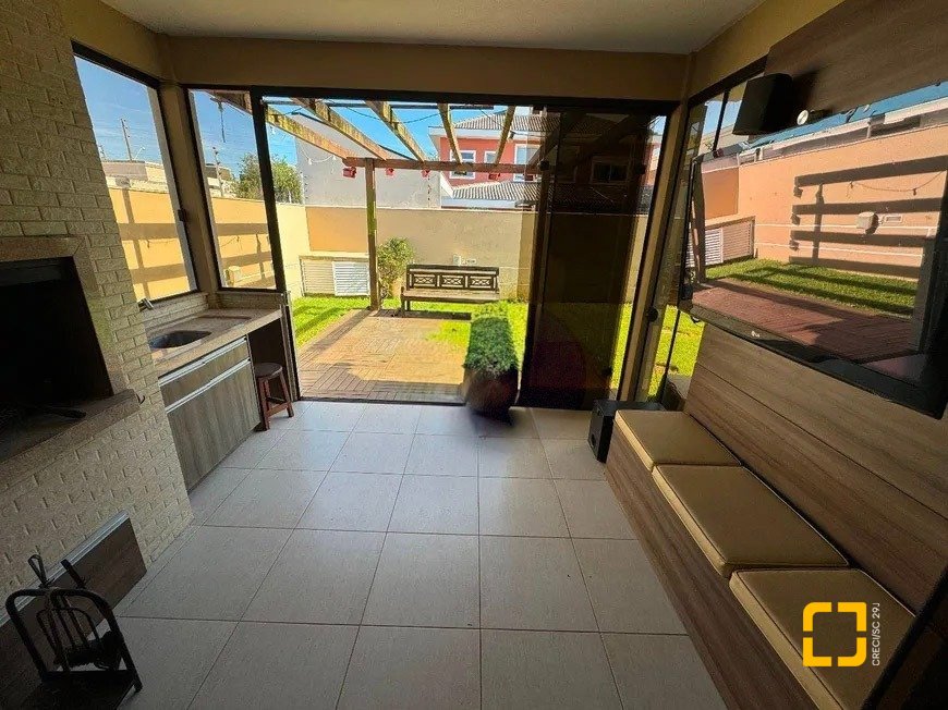 Casa de Condomínio com 197m², 7 quartos (sendo 3 suítes), 2 garagens, no bairro Cachoeira do Bom Jesus em Florianópolis
