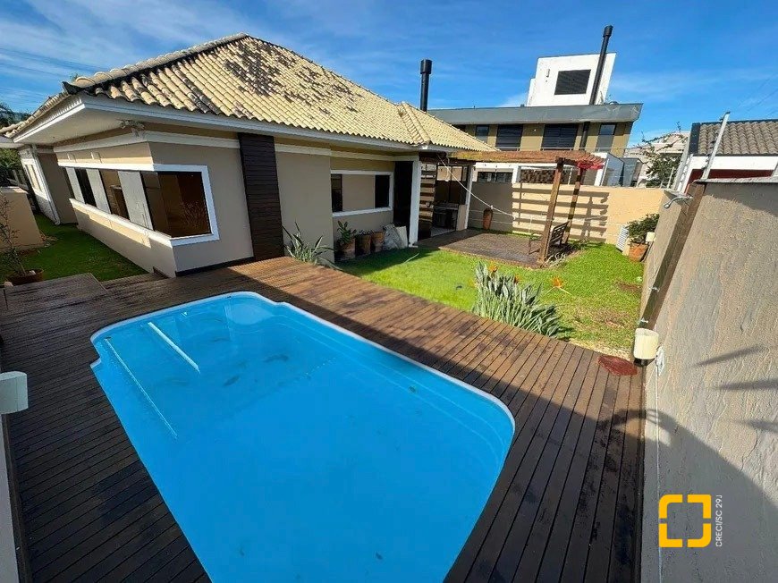 Casa de Condomínio com 197m², 7 quartos (sendo 3 suítes), 2 garagens, no bairro Cachoeira do Bom Jesus em Florianópolis