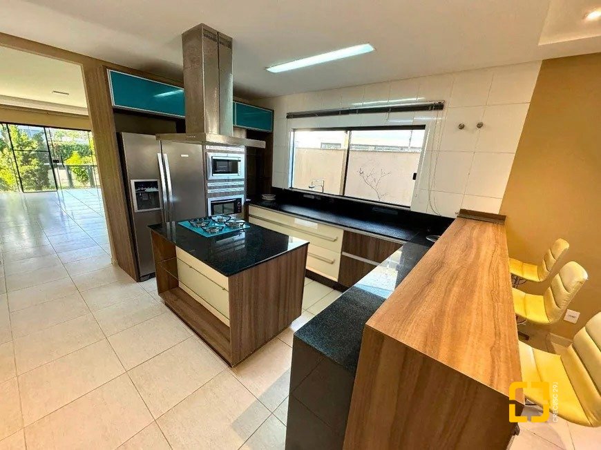 Casa de Condomínio com 197m², 7 quartos (sendo 3 suítes), 2 garagens, no bairro Cachoeira do Bom Jesus em Florianópolis