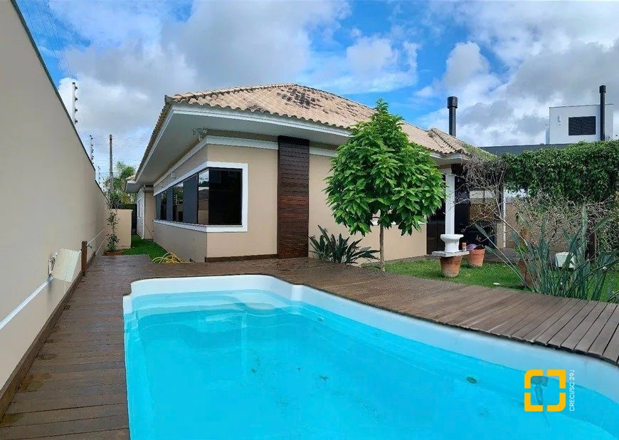 Casa de Condomínio com 197m², 7 quartos (sendo 3 suítes), 2 garagens, no bairro Cachoeira do Bom Jesus em Florianópolis