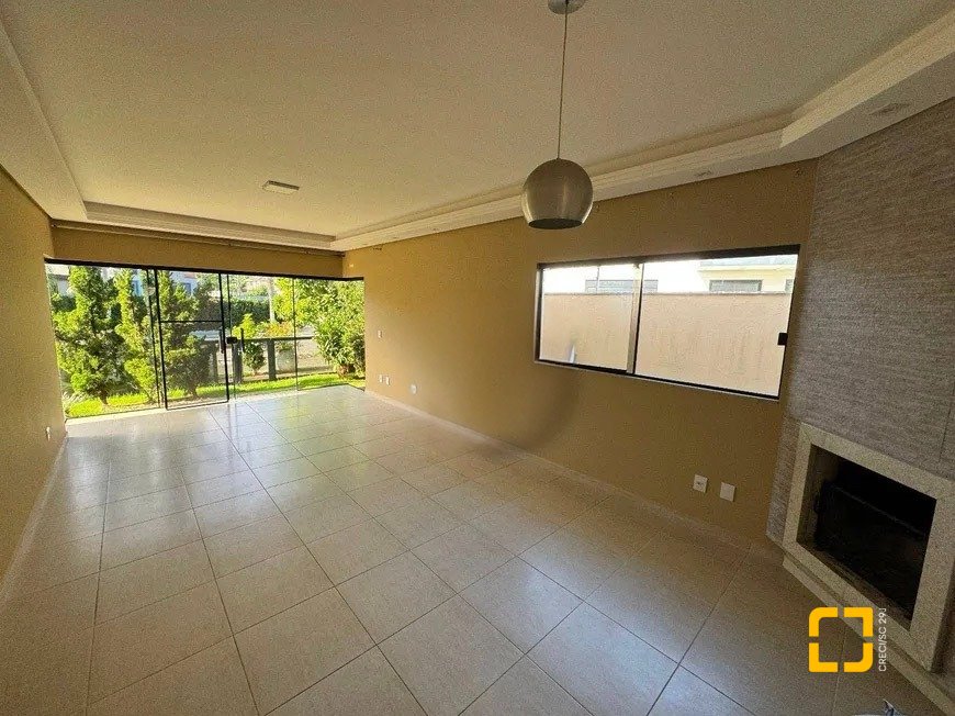 Casa de Condomínio com 197m², 7 quartos (sendo 3 suítes), 2 garagens, no bairro Cachoeira do Bom Jesus em Florianópolis