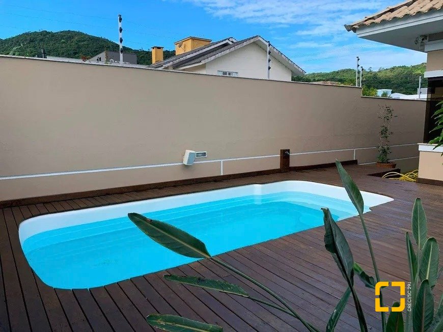 Casa de Condomínio com 197m², 7 quartos (sendo 3 suítes), 2 garagens, no bairro Cachoeira do Bom Jesus em Florianópolis