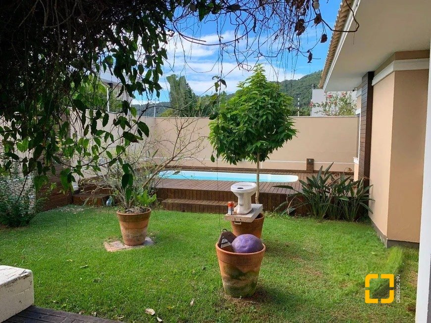 Casa de Condomínio com 197m², 7 quartos (sendo 3 suítes), 2 garagens, no bairro Cachoeira do Bom Jesus em Florianópolis