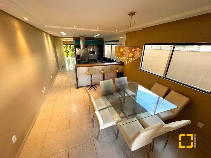 Casa de Condomínio com 197m², 7 quartos (sendo 3 suítes), 2 garagens, no bairro Cachoeira do Bom Jesus em Florianópolis