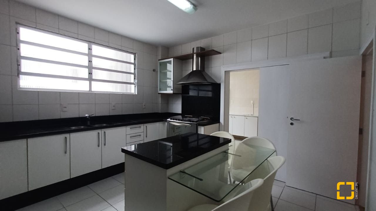 Apartamento com 139m², 4 quartos (sendo 1 suíte), 1 garagem, no bairro Centro em Florianópolis