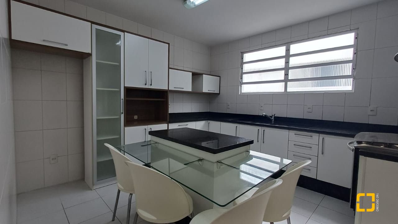 Apartamento com 139m², 4 quartos (sendo 1 suíte), 1 garagem, no bairro Centro em Florianópolis