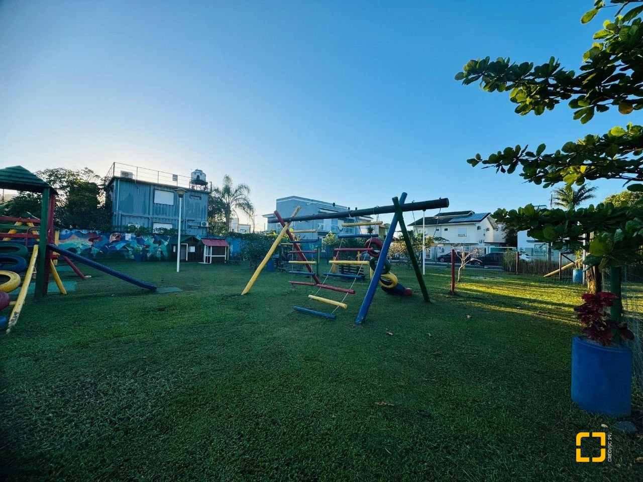 Casa com 138m², 4 quartos (sendo 1 suíte), 2 garagens, no bairro Campeche em Florianópolis