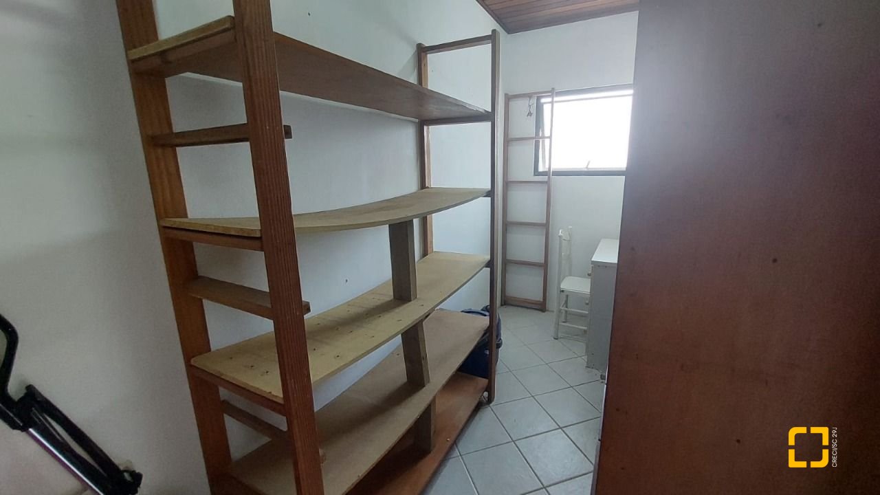 Casa com 229m², 8 quartos (sendo 3 suítes), 6 garagens, no bairro Campeche em Florianópolis