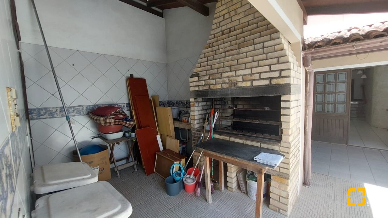 Casa com 229m², 8 quartos (sendo 3 suítes), 6 garagens, no bairro Campeche em Florianópolis