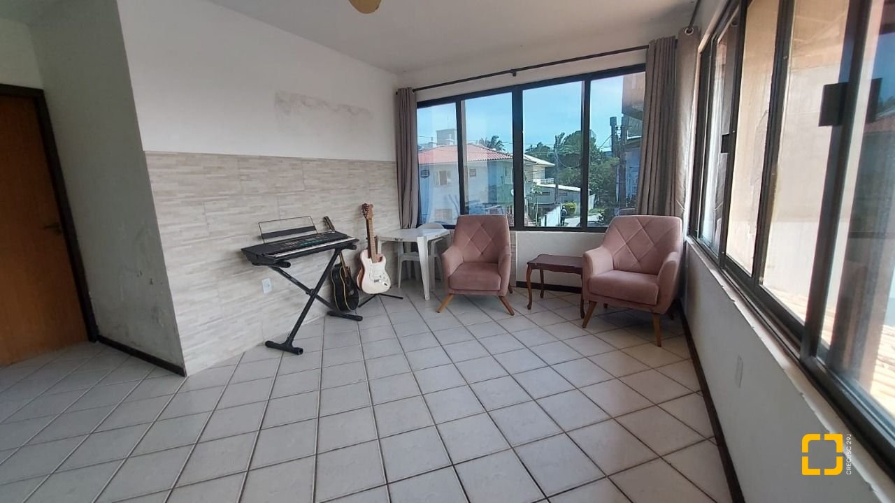 Casa com 229m², 8 quartos (sendo 3 suítes), 6 garagens, no bairro Campeche em Florianópolis