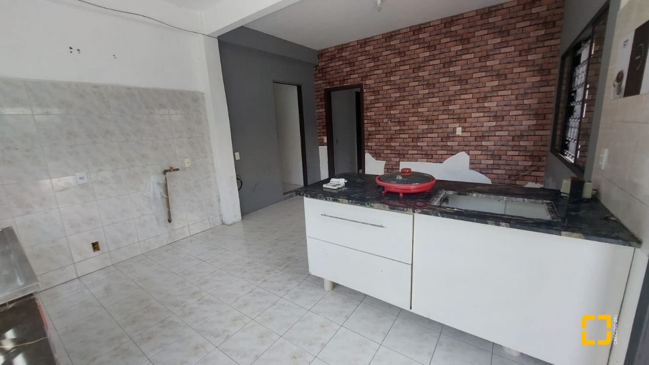 Casa com 229m², 8 quartos (sendo 3 suítes), 6 garagens, no bairro Campeche em Florianópolis