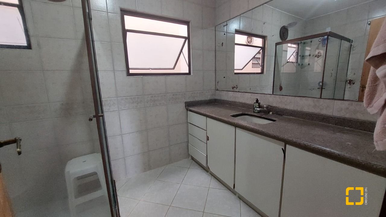 Casa com 229m², 8 quartos (sendo 3 suítes), 6 garagens, no bairro Campeche em Florianópolis