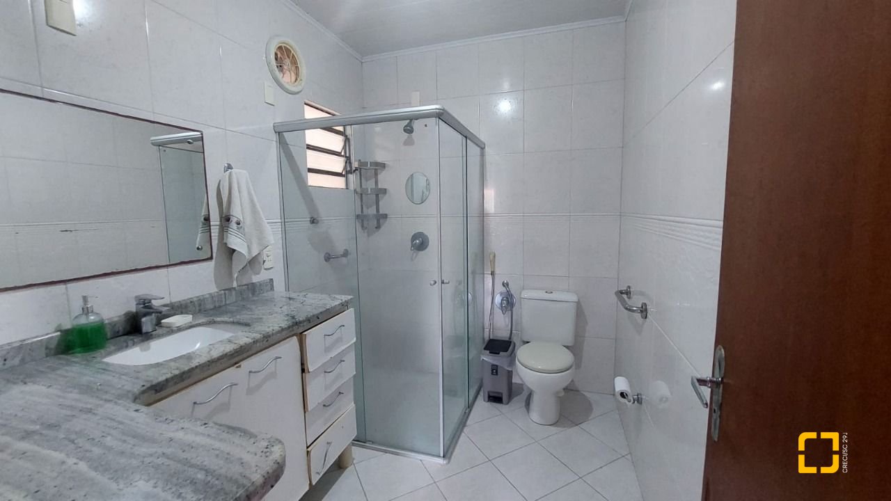 Casa com 229m², 8 quartos (sendo 3 suítes), 6 garagens, no bairro Campeche em Florianópolis