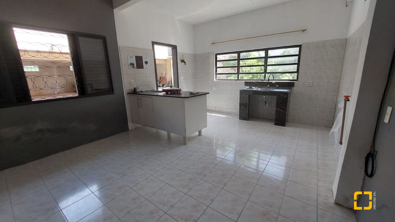 Casa com 229m², 8 quartos (sendo 3 suítes), 6 garagens, no bairro Campeche em Florianópolis