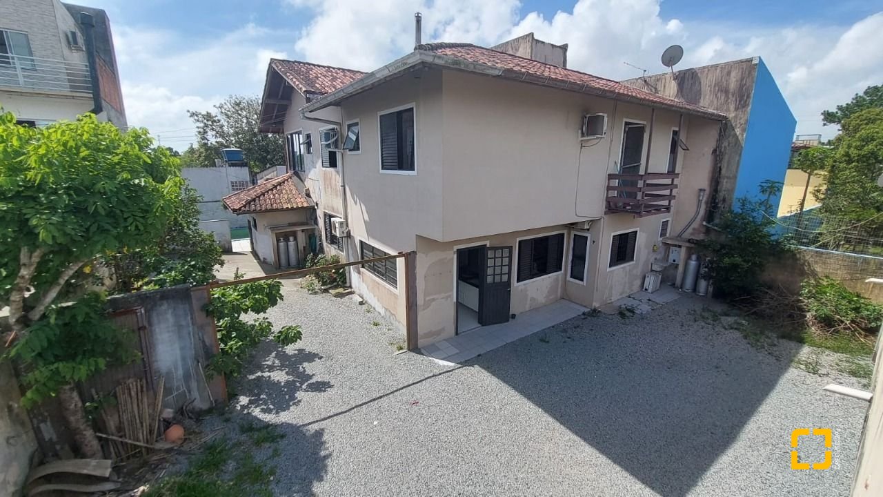Casa com 229m², 8 quartos (sendo 3 suítes), 6 garagens, no bairro Campeche em Florianópolis