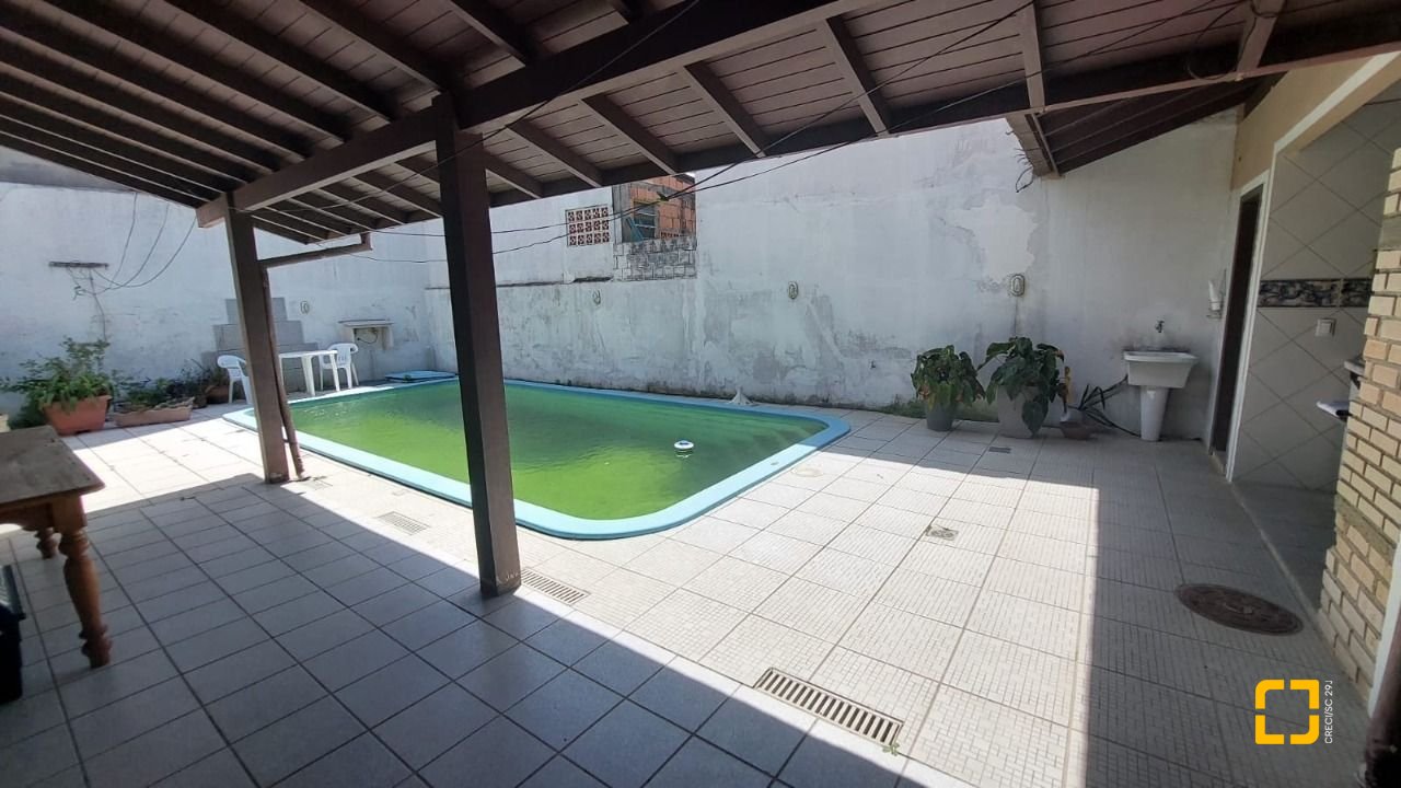 Casa com 229m², 8 quartos (sendo 3 suítes), 6 garagens, no bairro Campeche em Florianópolis