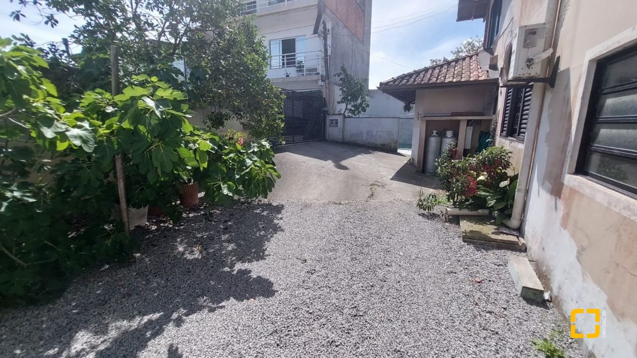 Casa com 229m², 8 quartos (sendo 3 suítes), 6 garagens, no bairro Campeche em Florianópolis
