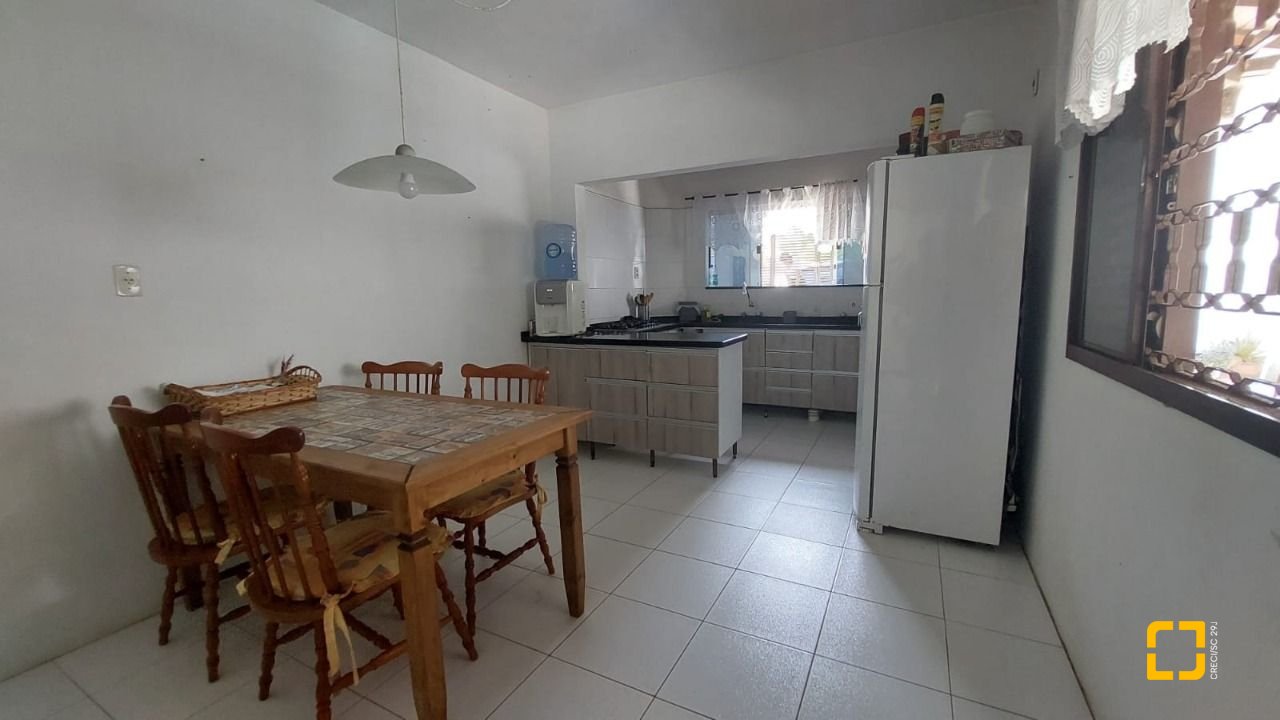 Casa com 229m², 8 quartos (sendo 3 suítes), 6 garagens, no bairro Campeche em Florianópolis