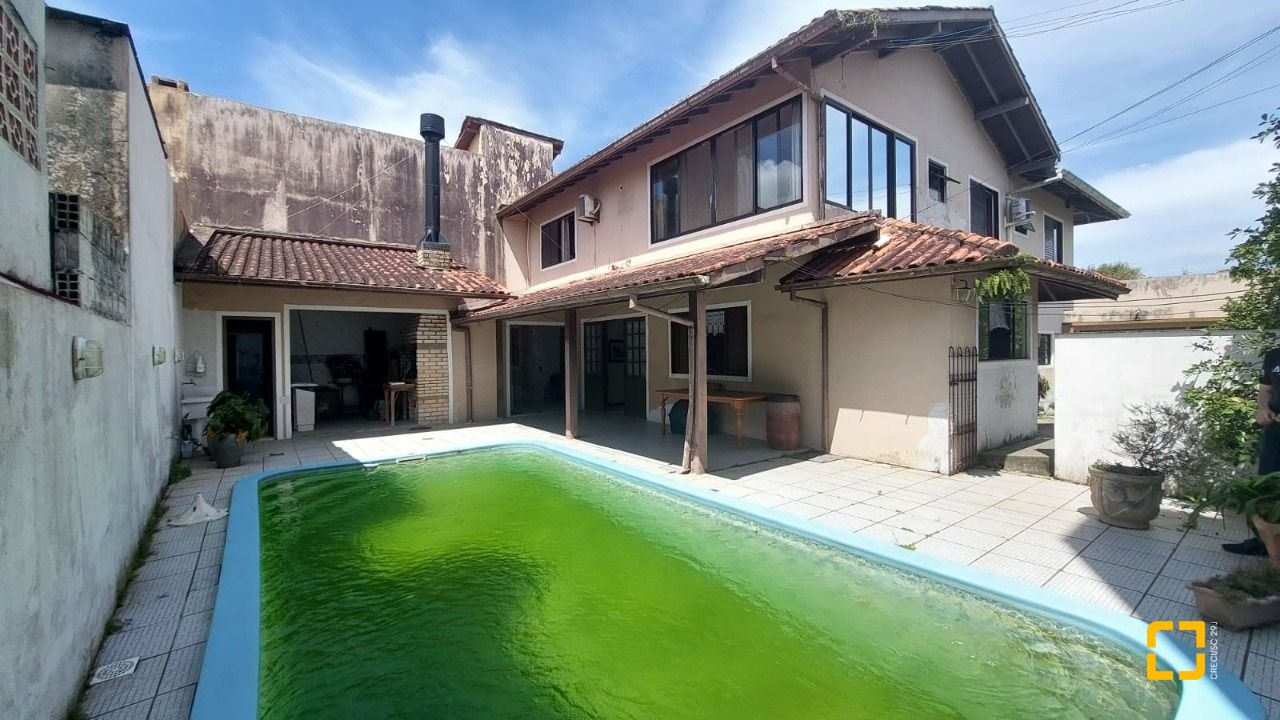 Casa com 229m², 8 quartos (sendo 3 suítes), 6 garagens, no bairro Campeche em Florianópolis