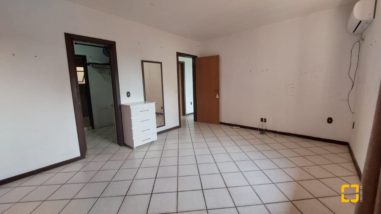 Casa com 229m², 8 quartos (sendo 3 suítes), 6 garagens, no bairro Campeche em Florianópolis