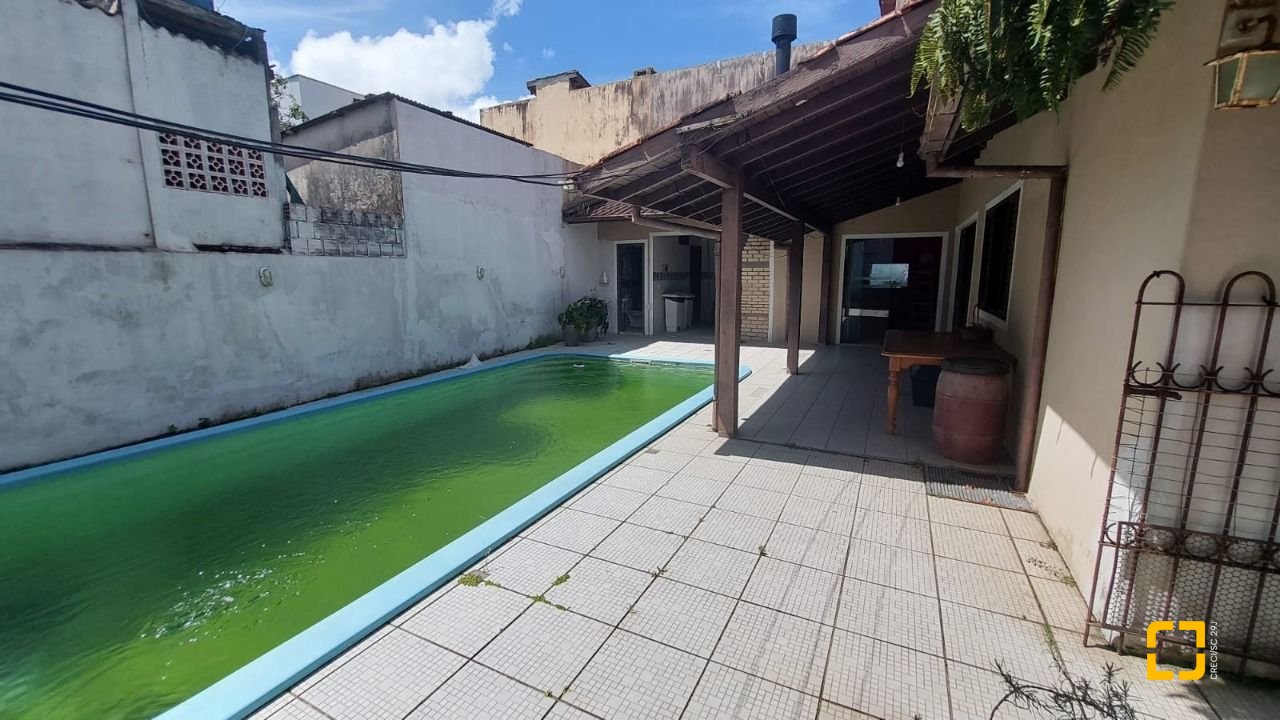 Casa com 229m², 8 quartos (sendo 3 suítes), 6 garagens, no bairro Campeche em Florianópolis
