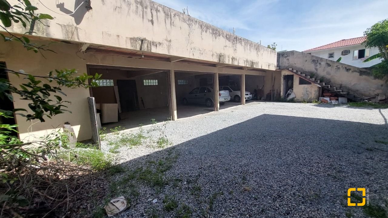 Casa com 229m², 8 quartos (sendo 3 suítes), 6 garagens, no bairro Campeche em Florianópolis