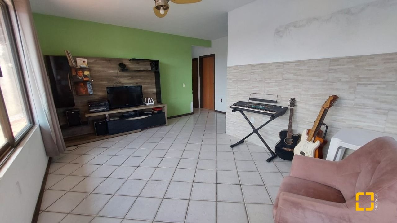 Casa com 229m², 8 quartos (sendo 3 suítes), 6 garagens, no bairro Campeche em Florianópolis